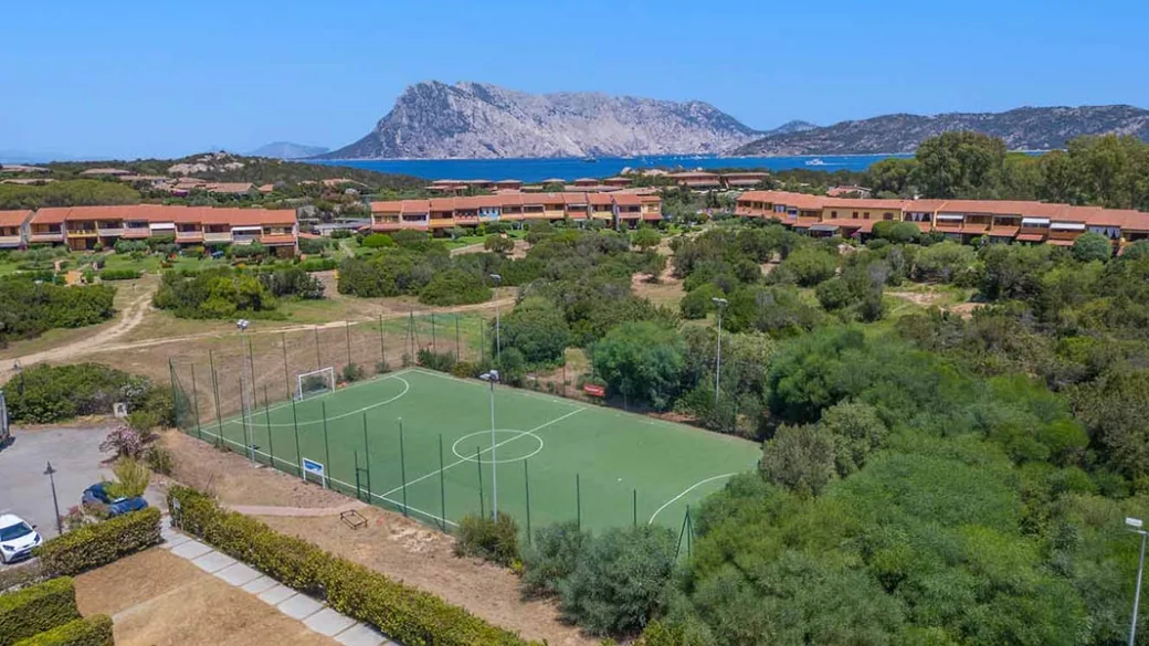Campo da calcetto in erba sintetica con vista sull'isola di Tavolara e il mare