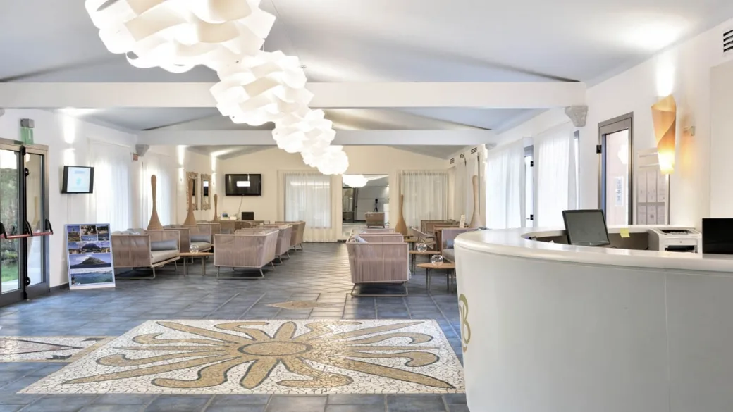 Hall del resort con area lounge, poltrone e pavimento decorato a mosaico