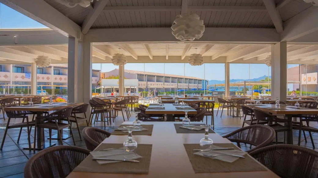Sala ristorante con vista sul resort e tavoli apparecchiati