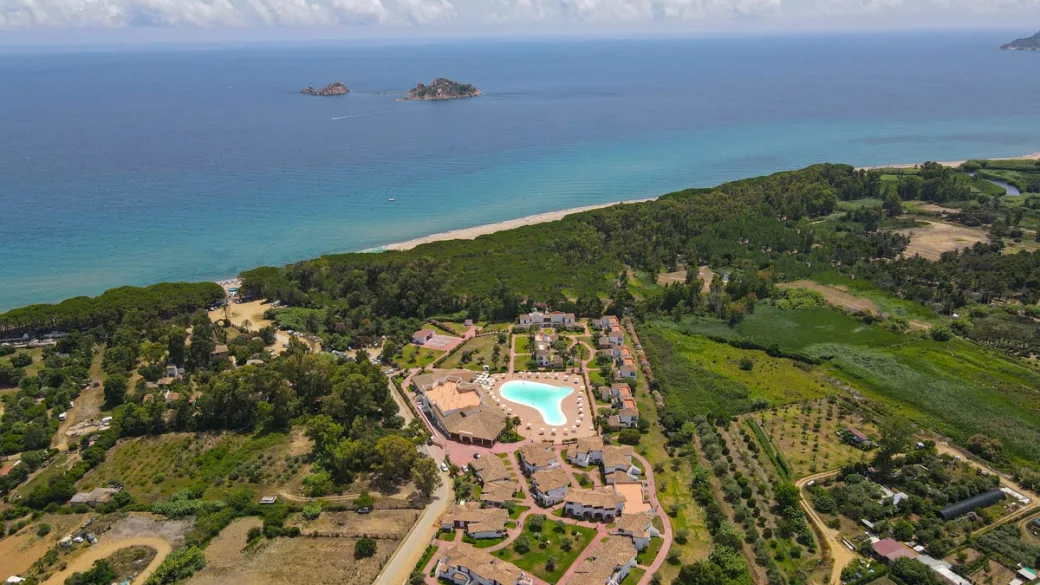 Veduta aerea del resort con piscina e mare con isolotti sullo sfondo