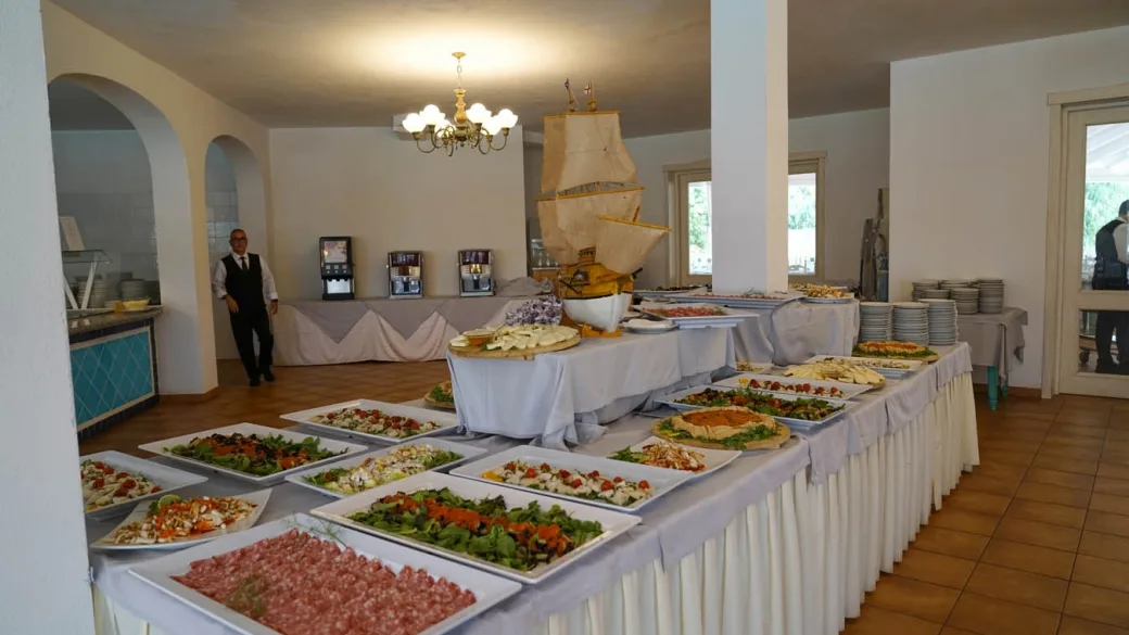 Ricco buffet di antipasti e salumi nella sala ristorante del resort