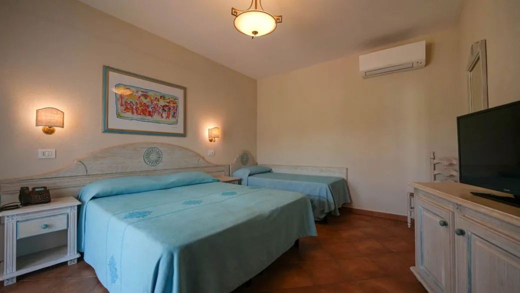 Camera tripla con letto matrimoniale e letto singolo in stile mediterraneo