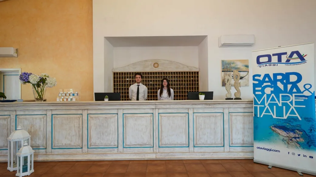 Reception del resort con personale e banco in legno decorato