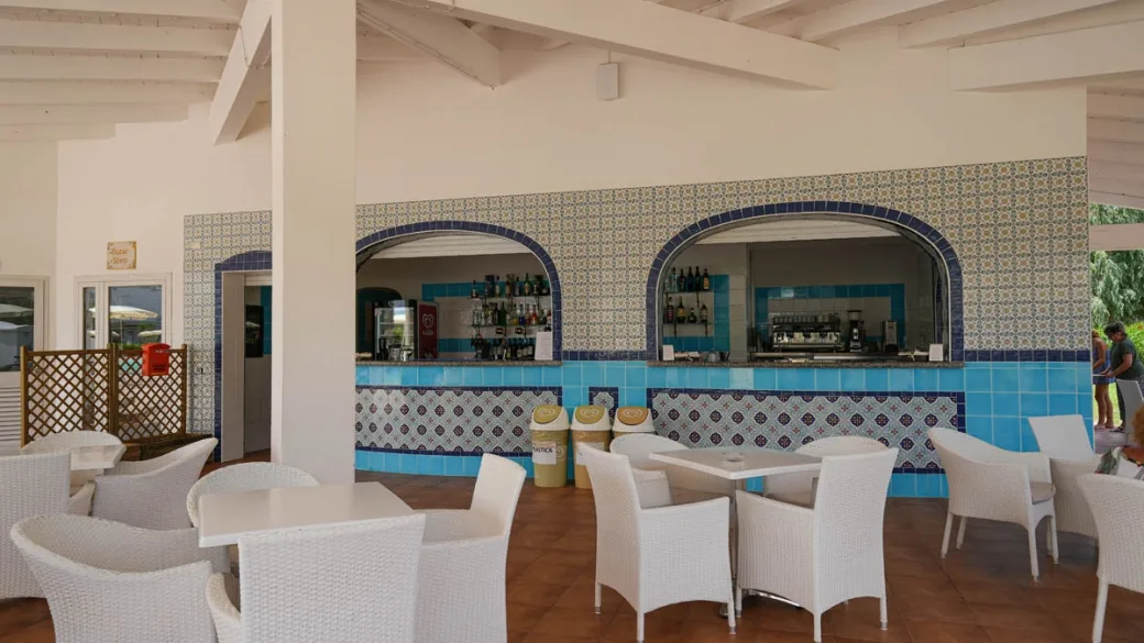 Bar esterno del resort con piastrelle decorate e tavoli in vimini