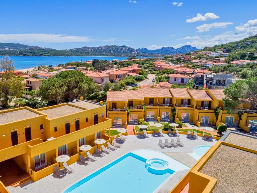 Vista aerea del resort con piscina e panorama sul golfo