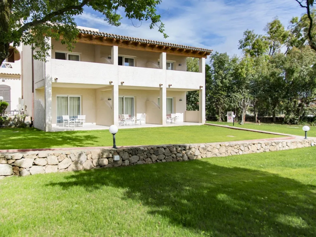 Edificio camere bianco con terrazze e giardino verde