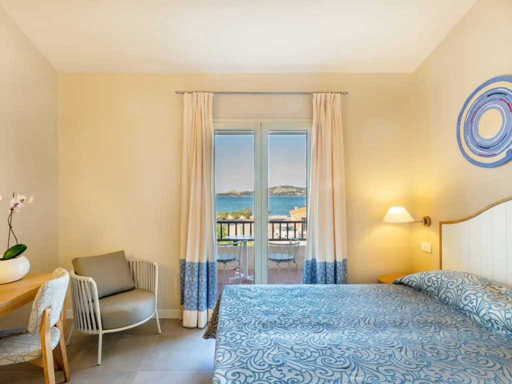 Camera con balcone e vista mare sul golfo
