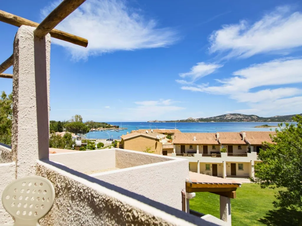 Vista mare dal balcone della camera con porticciolo sullo sfondo