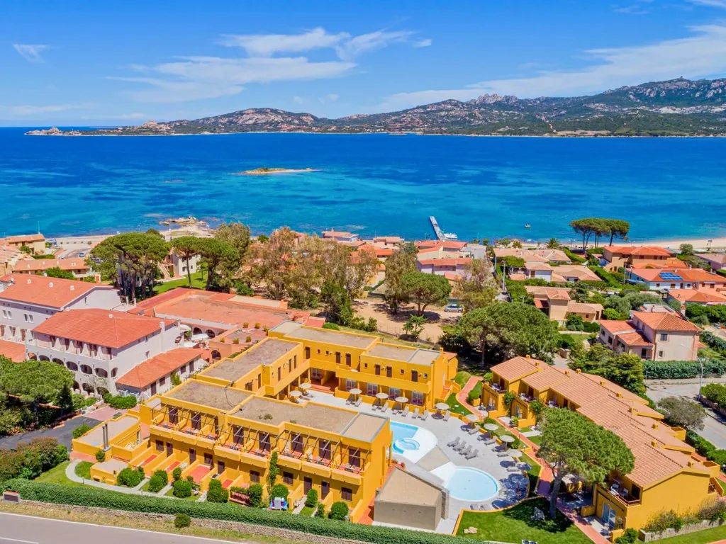 Veduta aerea del resort giallo con piscine e golfo turchese