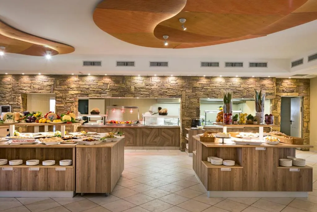 Buffet del ristorante con piatti vari e parete in pietra