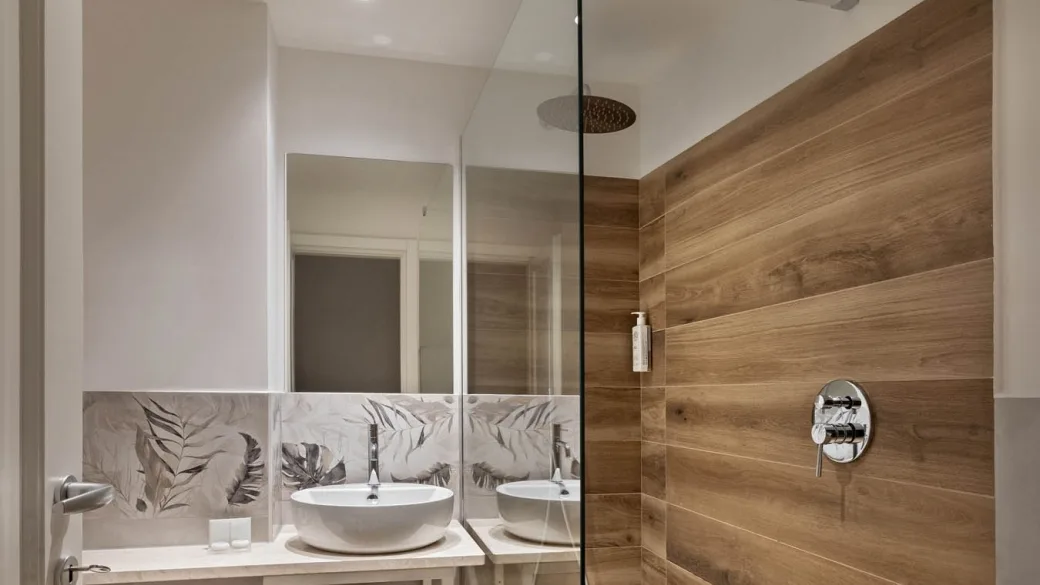 Bagno moderno con doccia walk-in, parete in legno e lavabo con specchio