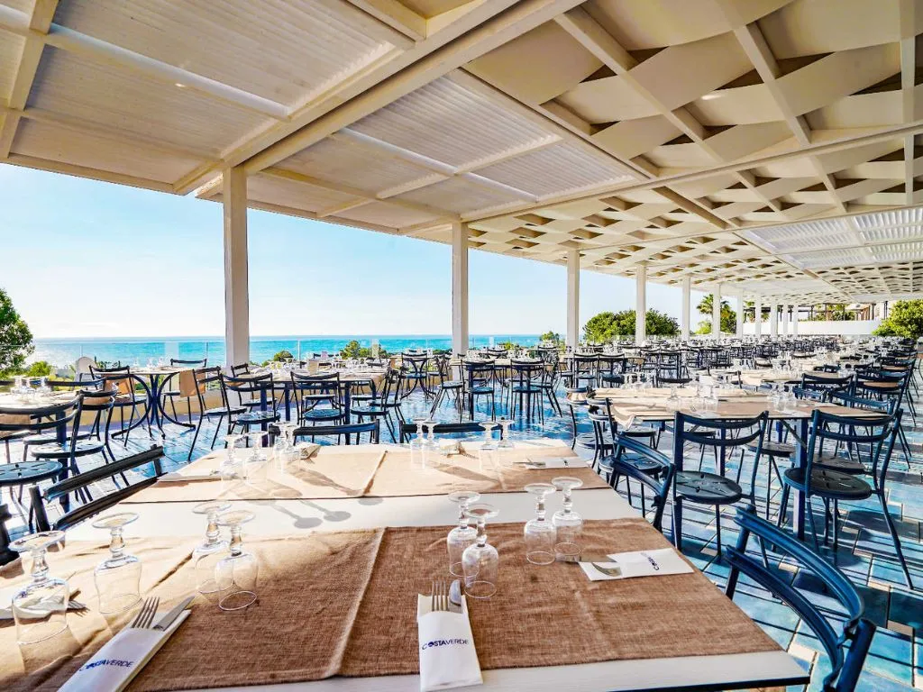 Ristorante con terrazza coperta e ampia vista sul mare
