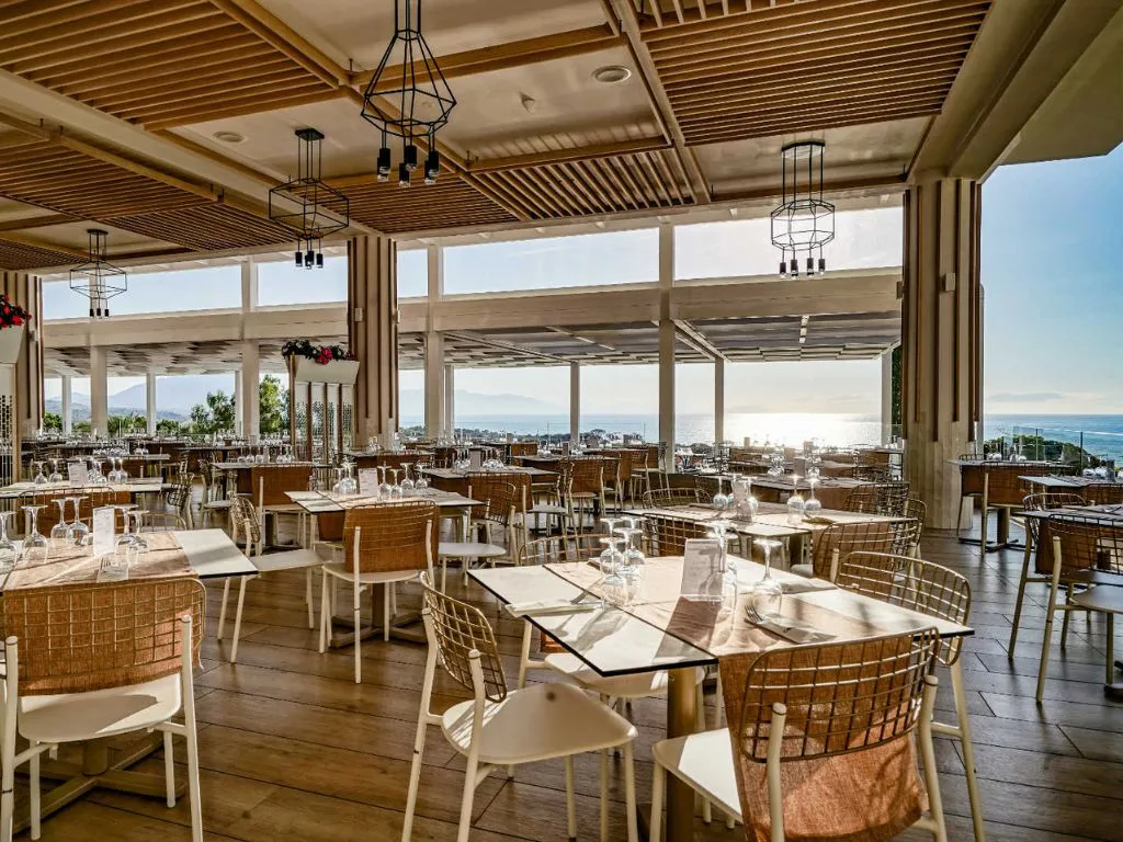 Sala ristorante moderna con vetrate e vista sul mare