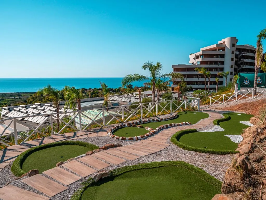 Percorso di minigolf del resort con vista sul mare e palme