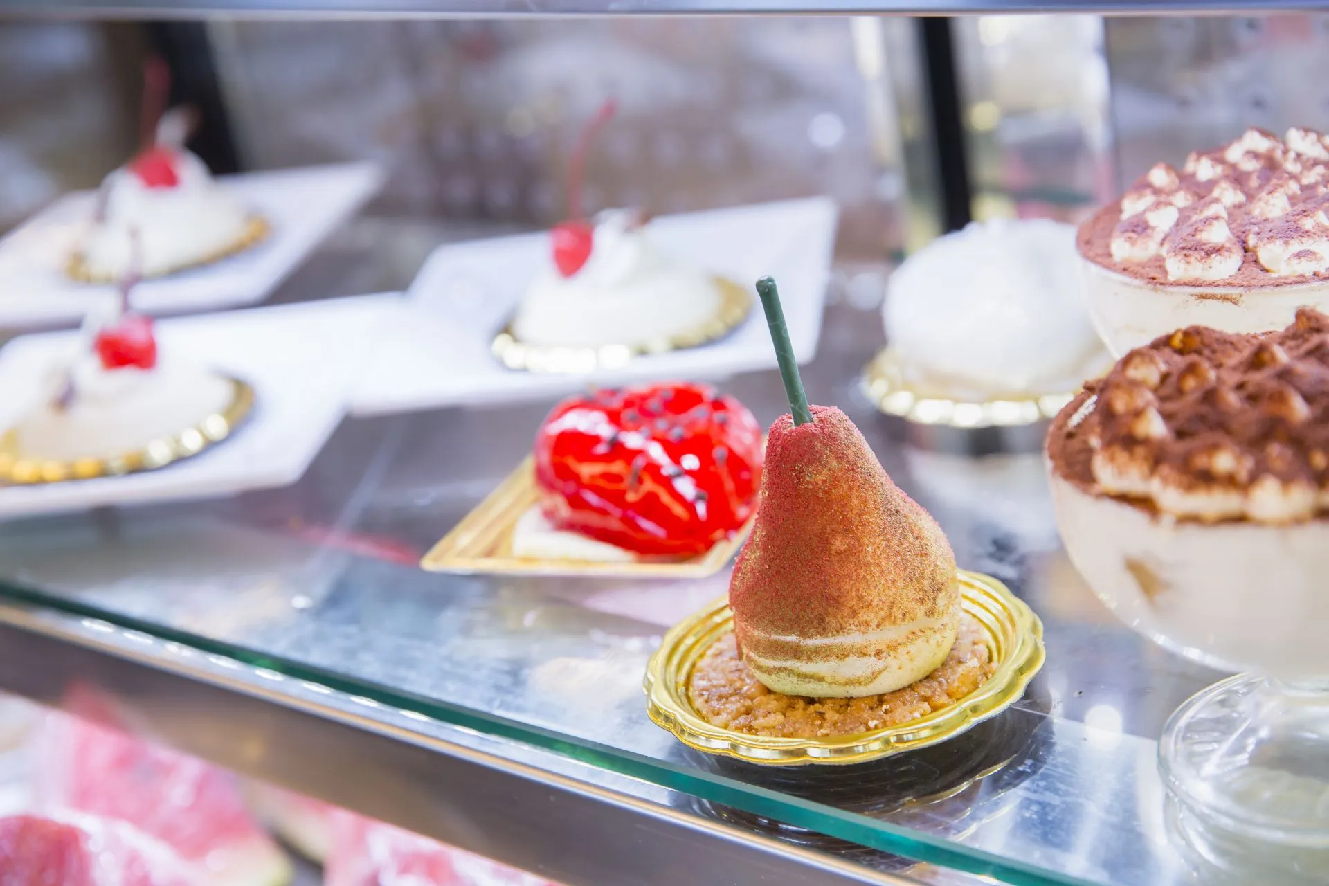 Vetrina di dolci con torte, tiramisù e pasticceria assortita