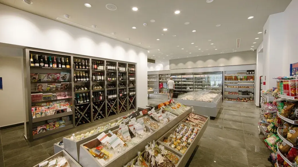 Negozio interno dell'hotel con vini, prodotti tipici e generi alimentari