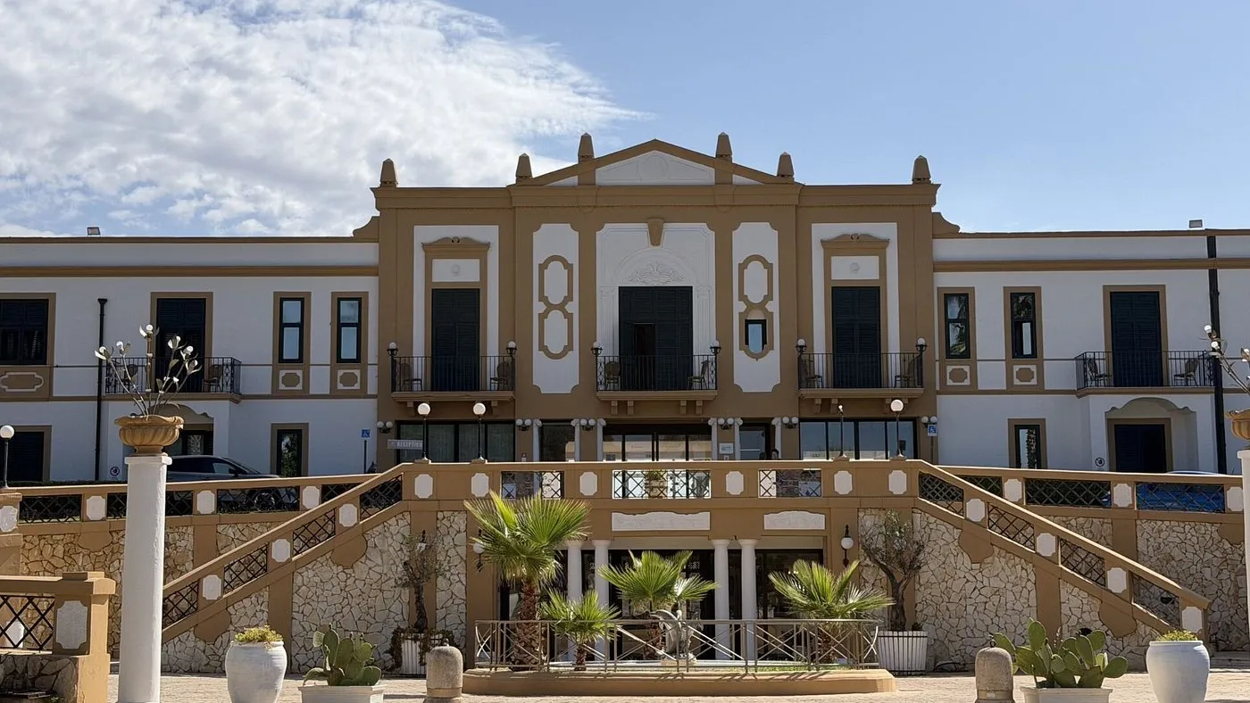 Facciata principale dell'hotel in stile classico con scalinata e reception