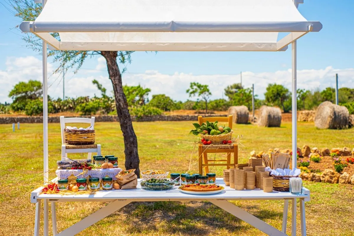 Banco degustazione di prodotti tipici locali all'aperto in campagna