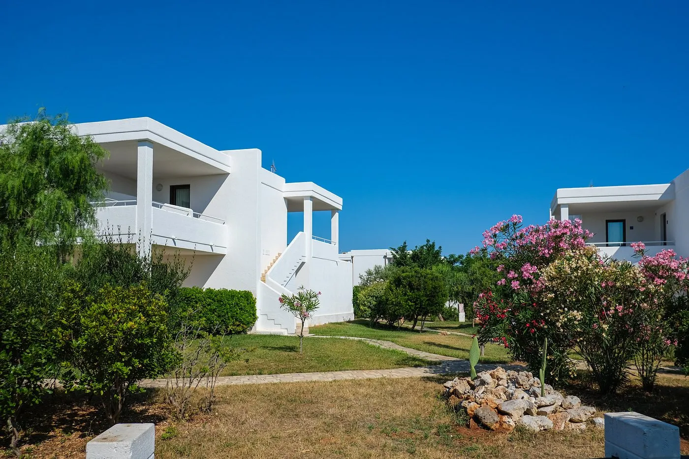 Ville bianche del resort con giardini e piante fiorite di oleandro