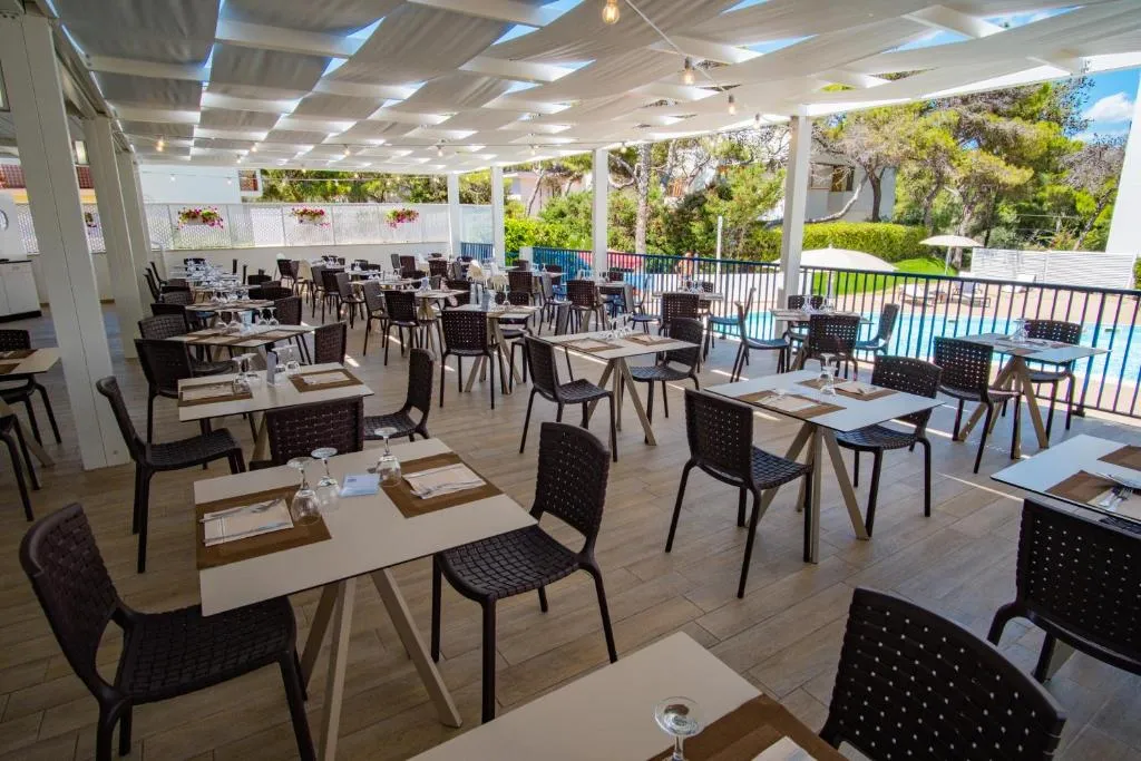 Terrazza ristorante coperta con vista sulla piscina e giardino