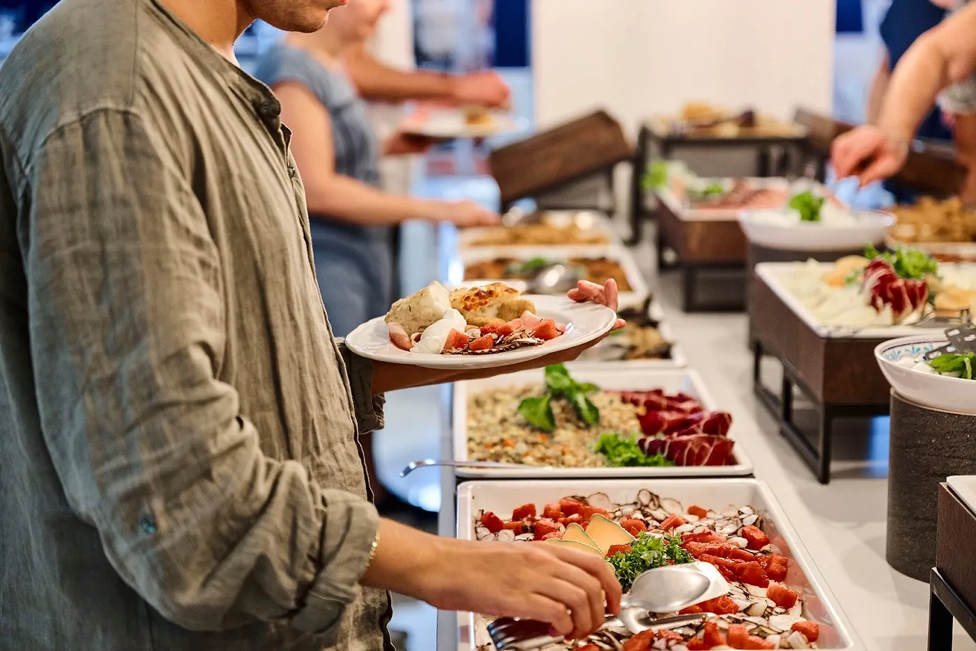 Ospiti si servono al buffet ricco di piatti freddi