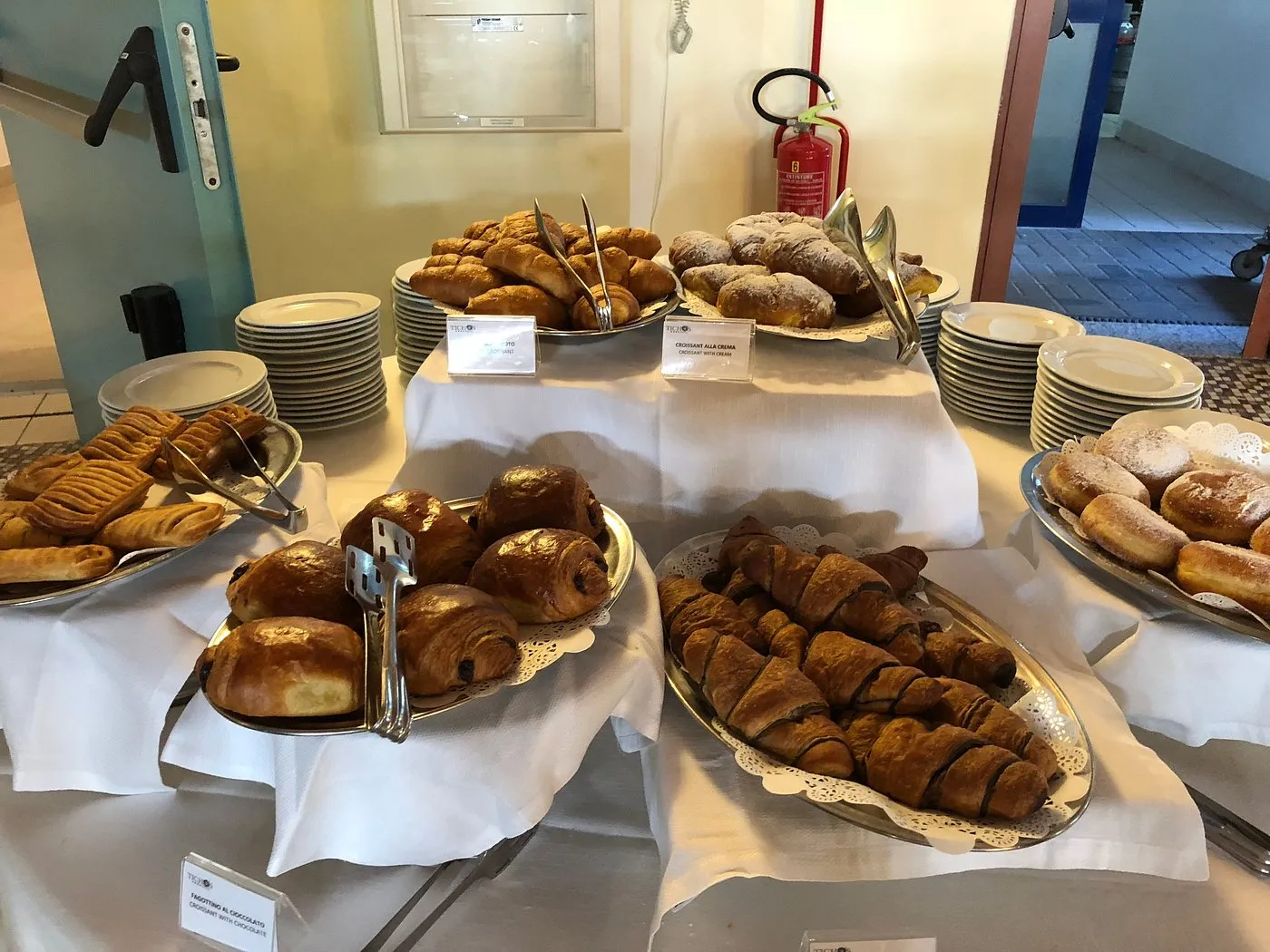 Buffet della colazione con croissant e dolci assortiti
