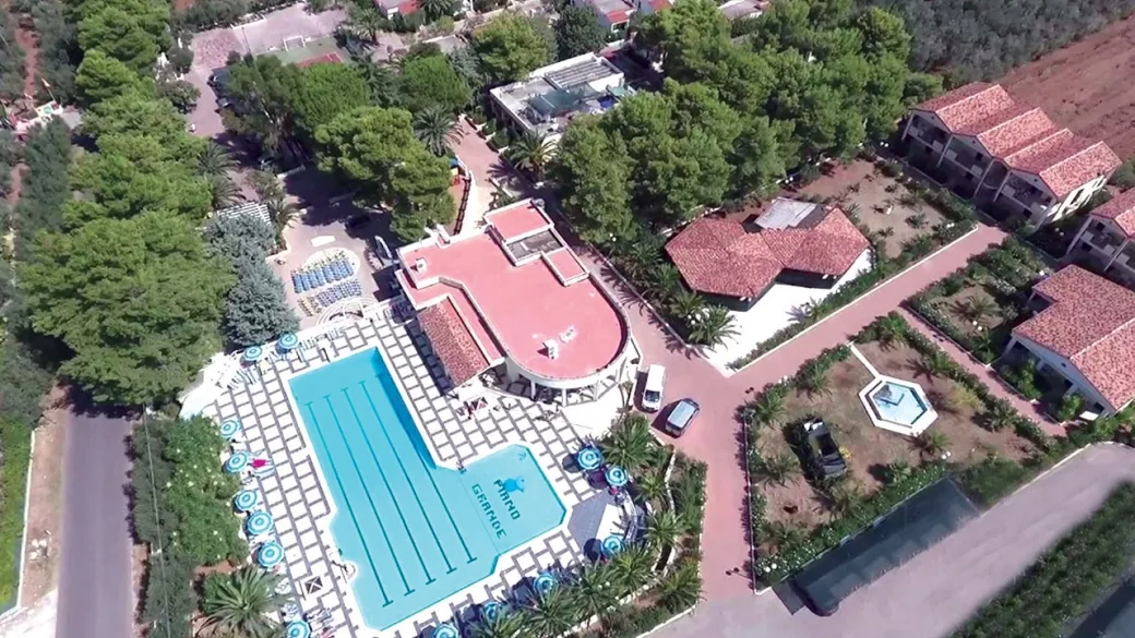 Vista aerea del villaggio Piano Grande con piscina, palazzine e giardini