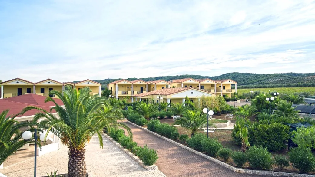 Palazzine gialle del villaggio con giardini e viali tra le colline