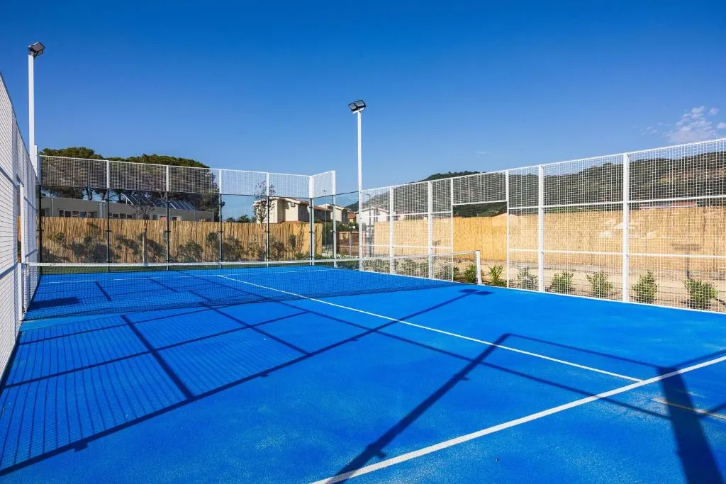 Campo da padel con superficie blu sotto il cielo azzurro