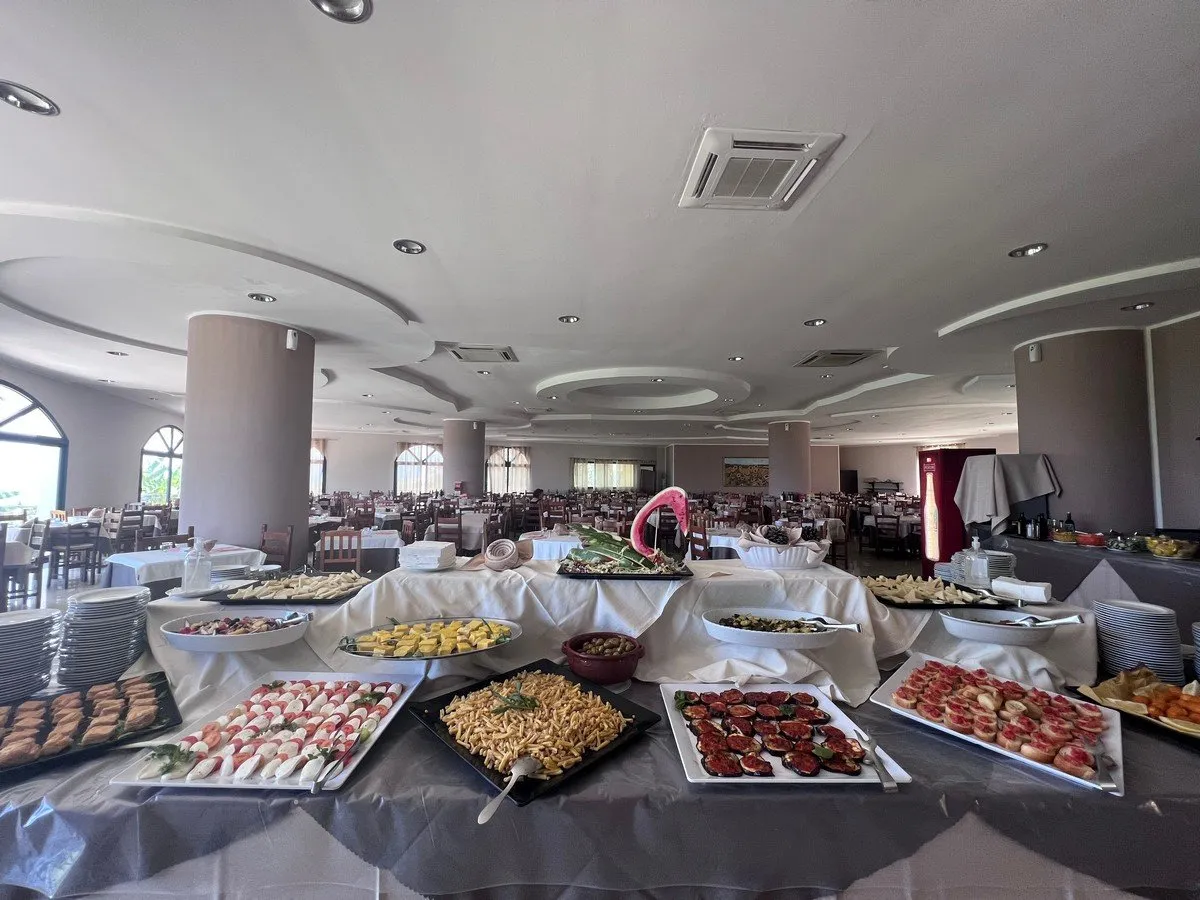 Buffet ricco di antipasti e piatti freddi nella sala ristorante