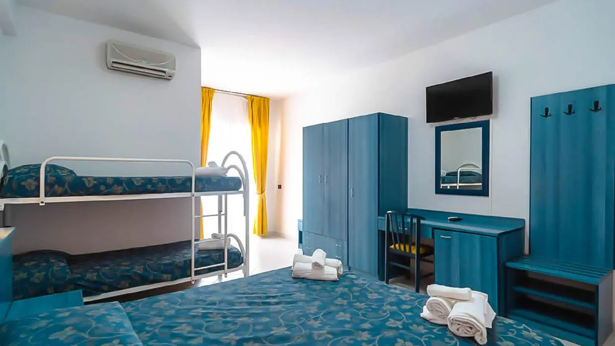 Camera familiare con letto matrimoniale, letto a castello e arredi blu