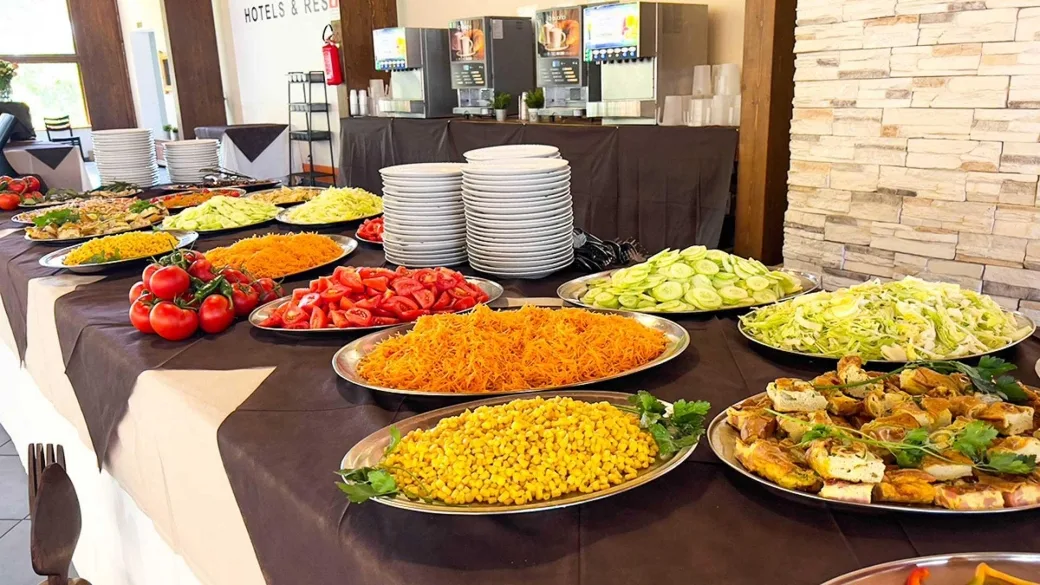 Ricco buffet con verdure fresche, insalate e piatti disposti su tavolo