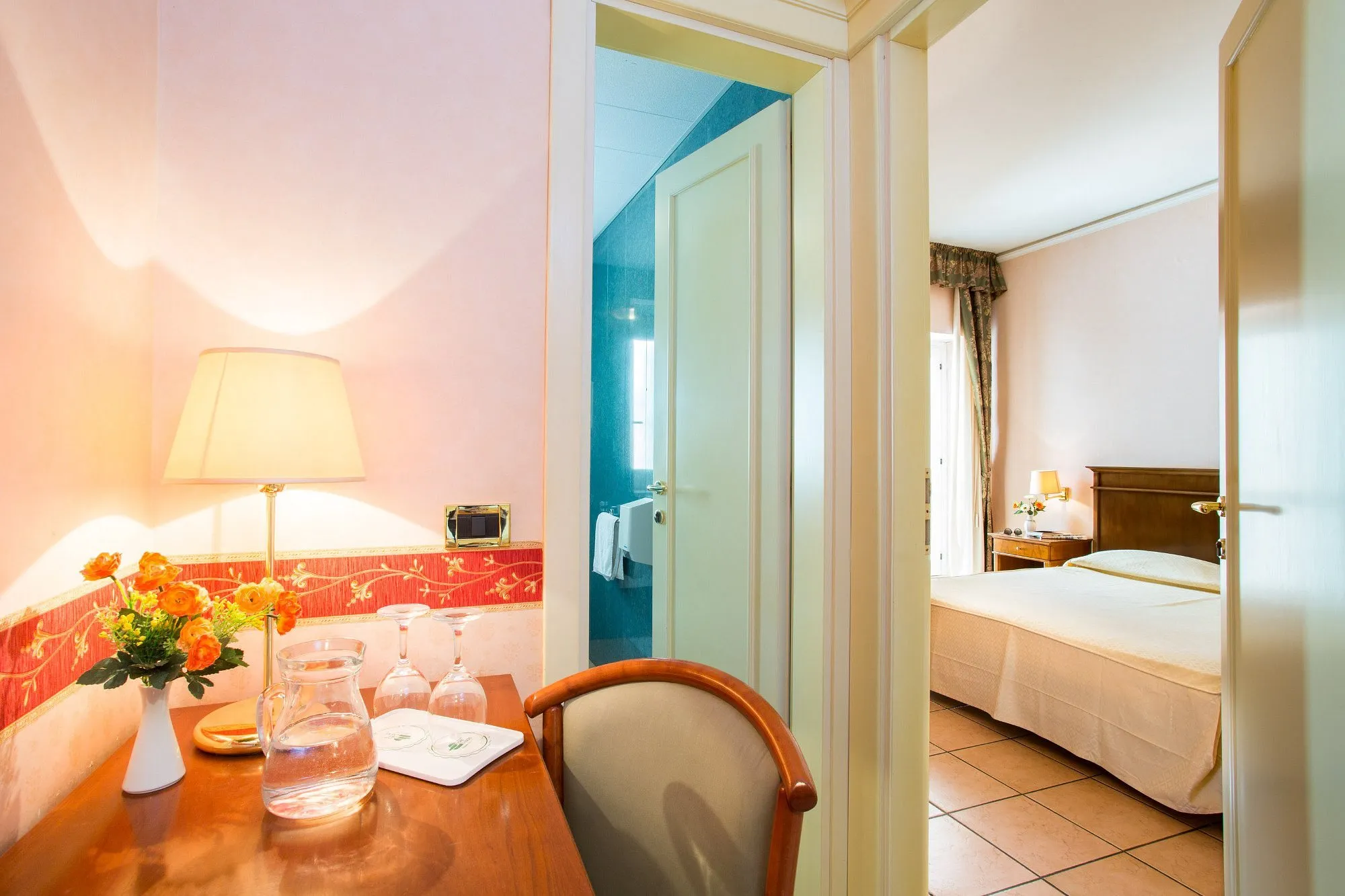 Camera con scrivania, bagno e ingresso alla zona notte