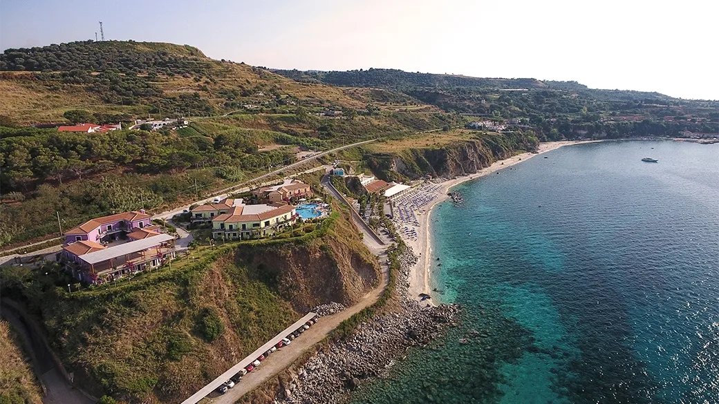 Vista aerea del resort sulla scogliera con spiaggia e costa