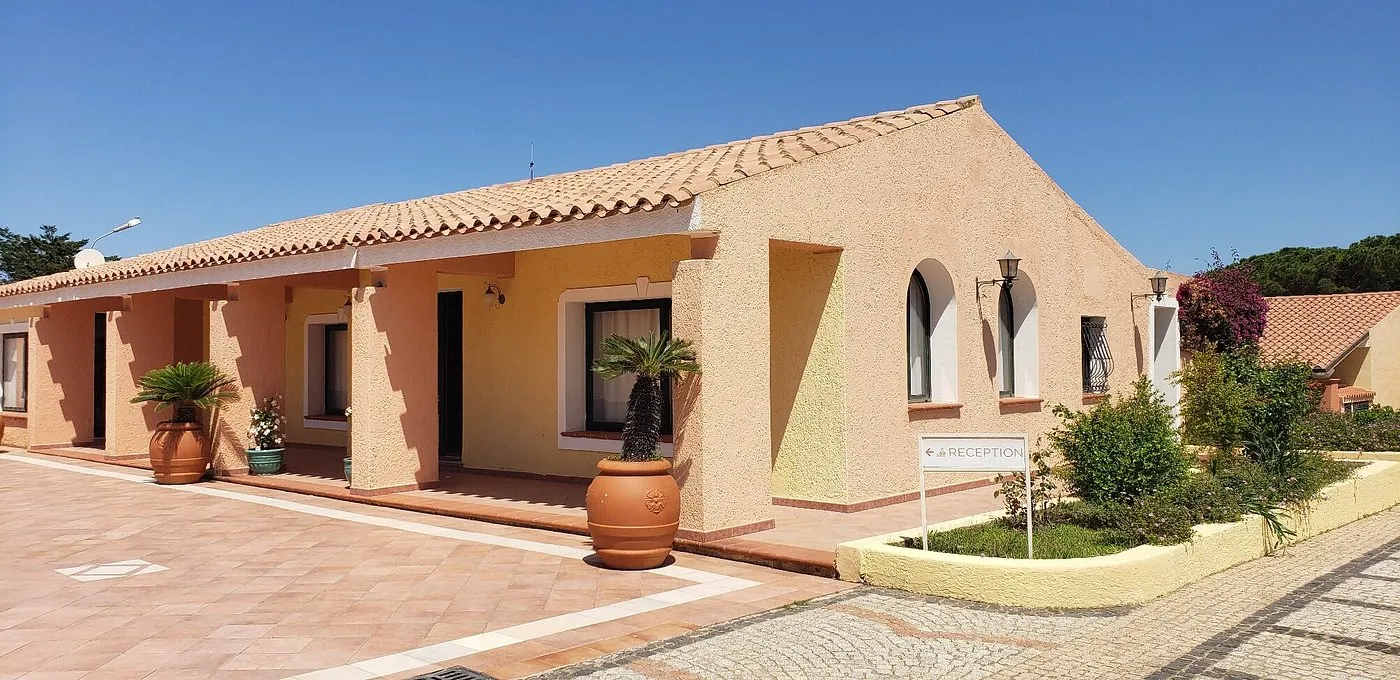 Edificio della reception in stile mediterraneo con vasi e piante