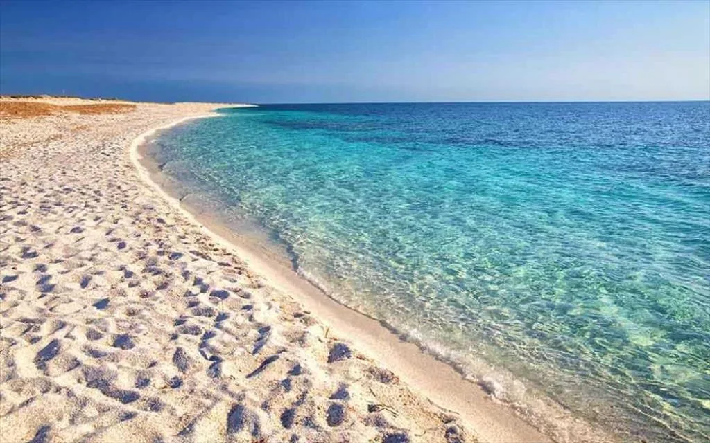 Spiaggia di sabbia bianca con mare cristallino turchese