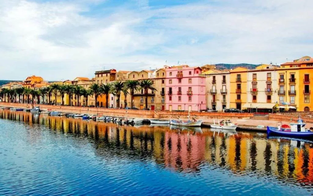 Vista panoramica del lungofiume di Bosa con case colorate e barche