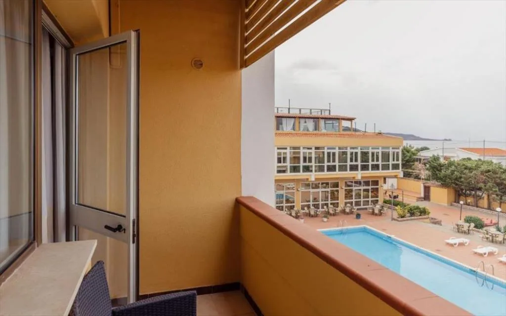 Balcone della camera con vista sulla piscina dell'hotel