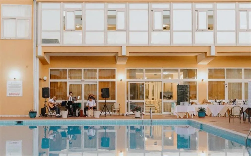 Serata con musica dal vivo a bordo piscina dell'hotel