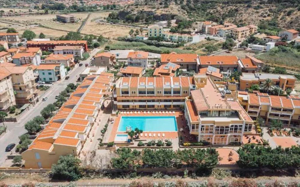 Vista aerea dell'hotel con piscina centrale e dintorni