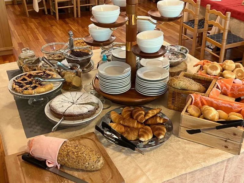 Buffet della colazione con crostate, croissant, pane e cereali