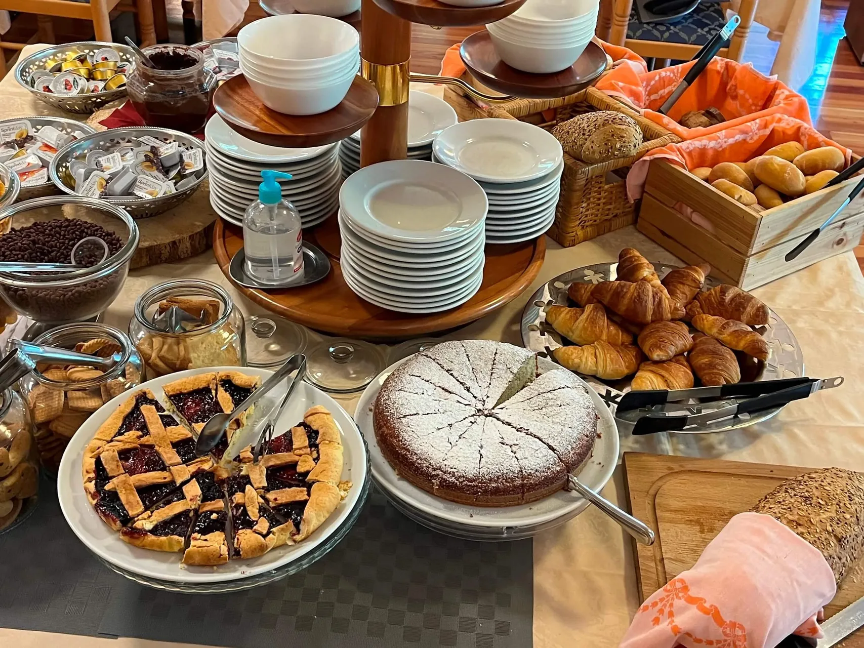 Dettaglio del buffet colazione con torte, crostate, croissant e marmellate