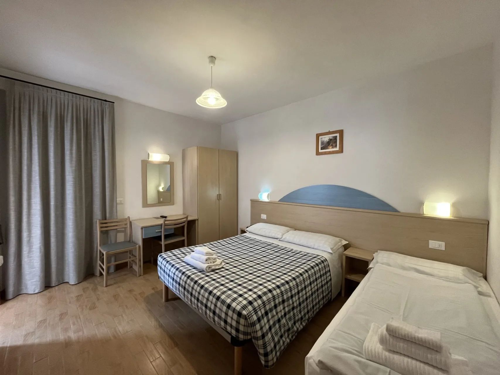 Camera tripla con letto matrimoniale e letto singolo, scrivania e armadio