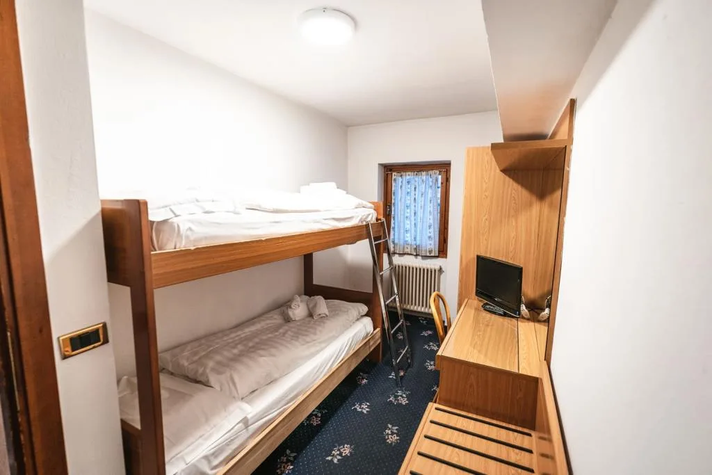 Camera con letto a castello, TV e finestra