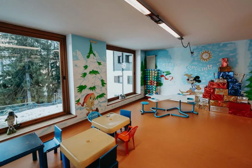 Area bimbi con murales natalizi e tavoli da gioco