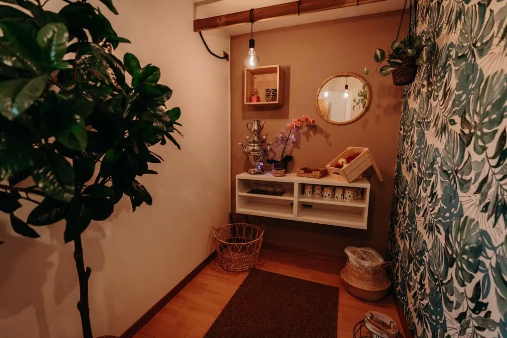 Angolo tisaneria della spa con piante e decorazioni naturali