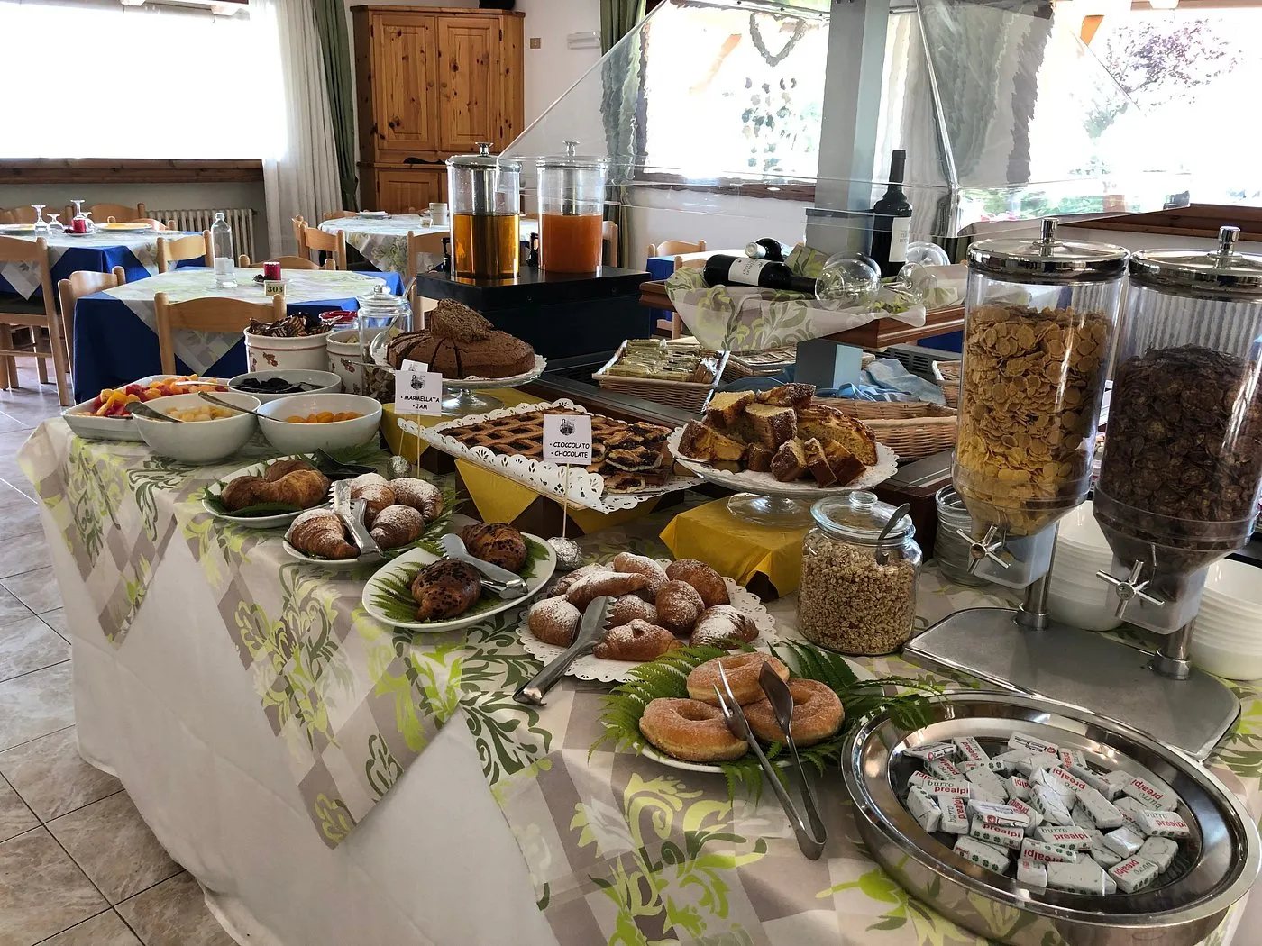 Buffet della colazione con cornetti, dolci, cereali e frutta