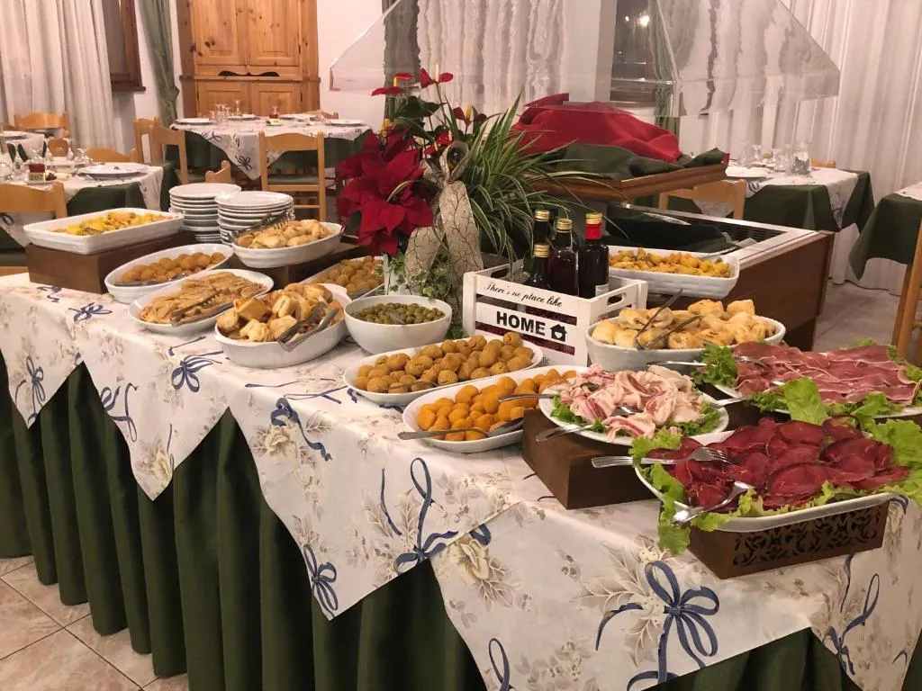 Ricco buffet con salumi, antipasti e pietanze varie nel ristorante dell'hotel