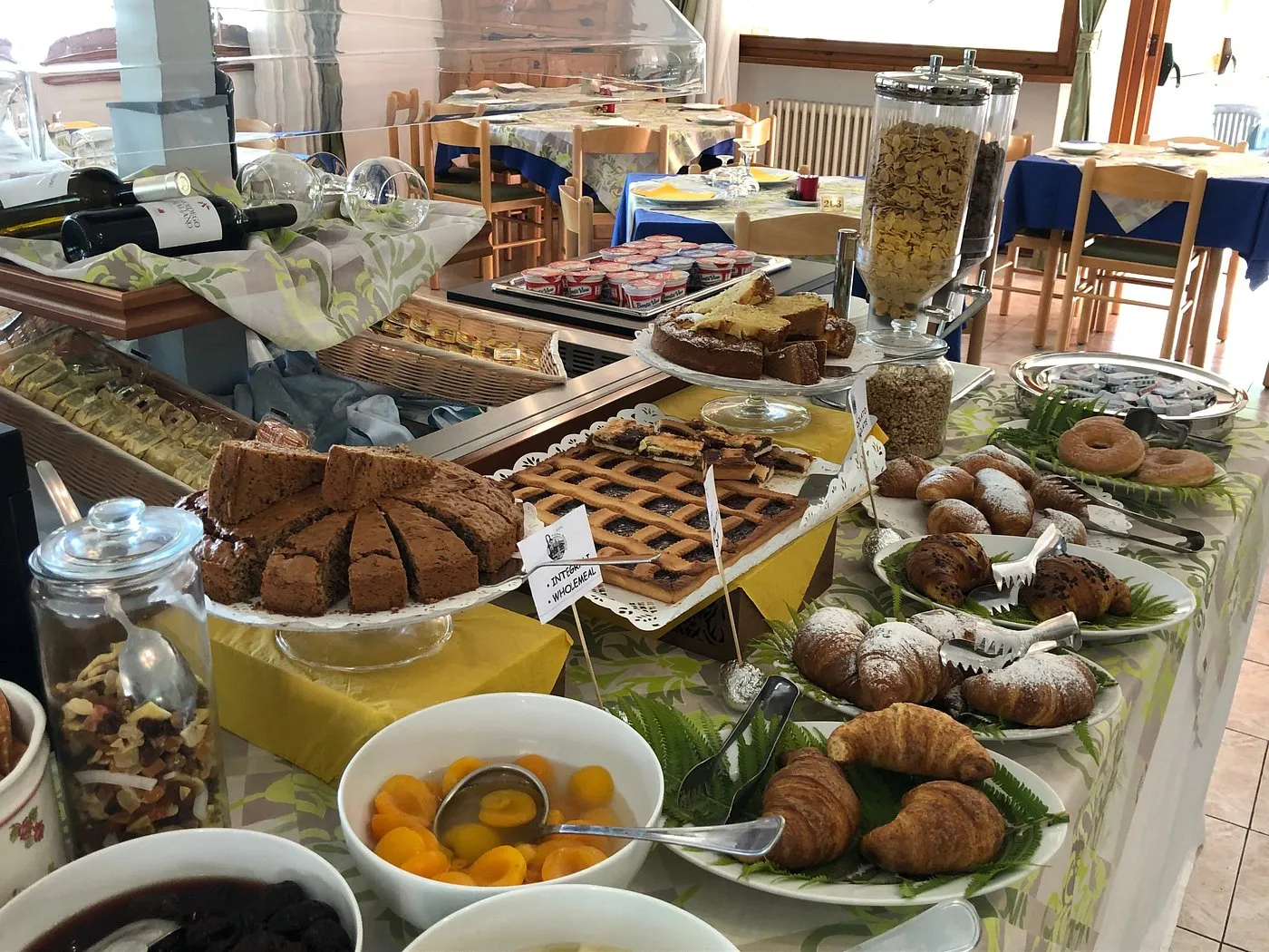 Dettaglio del buffet della colazione con crostate, torte e brioche