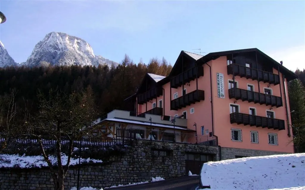 Esterno dell'hotel in inverno con neve e montagna innevata sullo sfondo